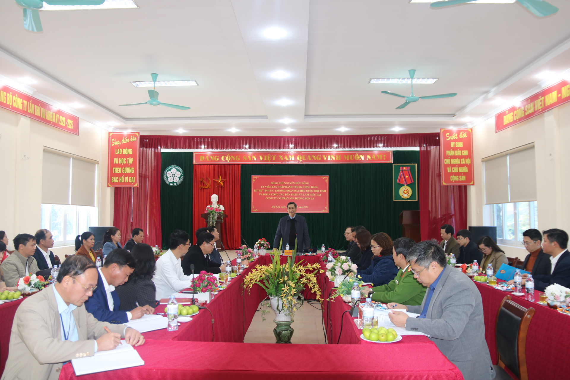 Đồng chí Bí thư Tỉnh uỷ thăm và làm việc tại công ty Cổ phần Mía đường Sơn La