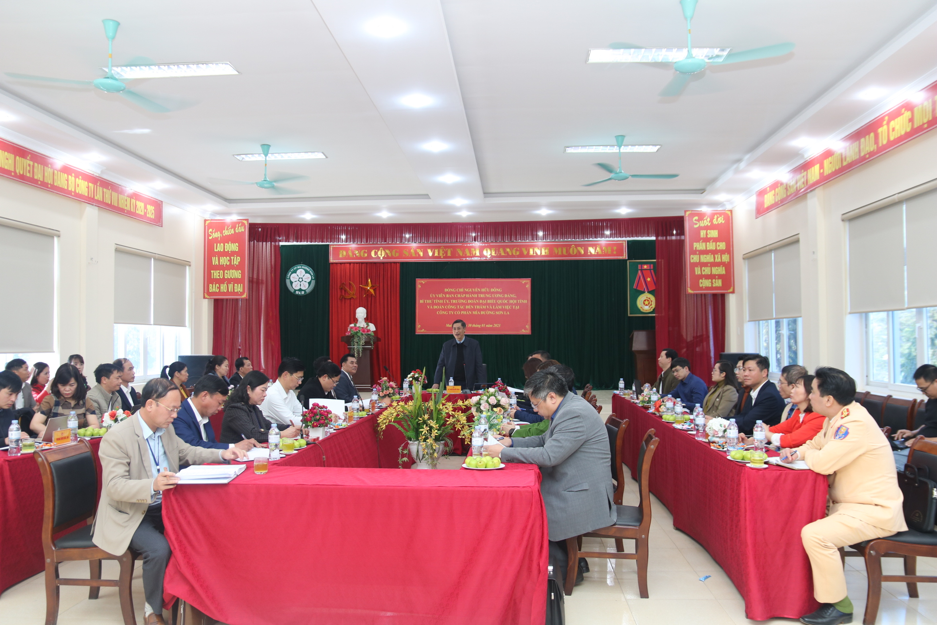 Đồng chí Bí thư Tỉnh uỷ thăm và làm việc tại công ty Cổ phần Mía đường Sơn La