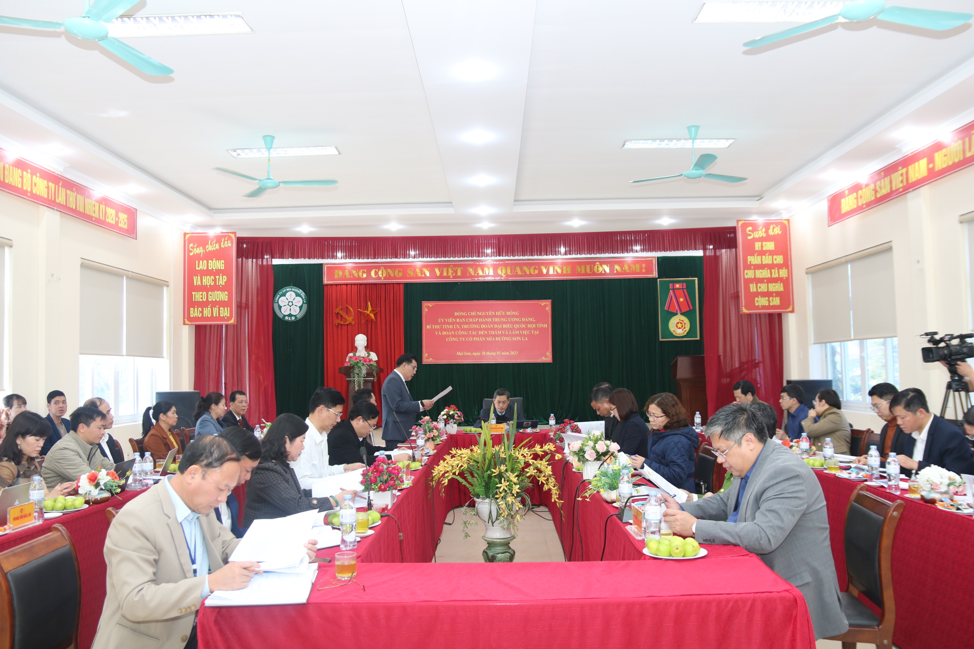 Đồng chí Bí thư Tỉnh uỷ thăm và làm việc tại công ty Cổ phần Mía đường Sơn La